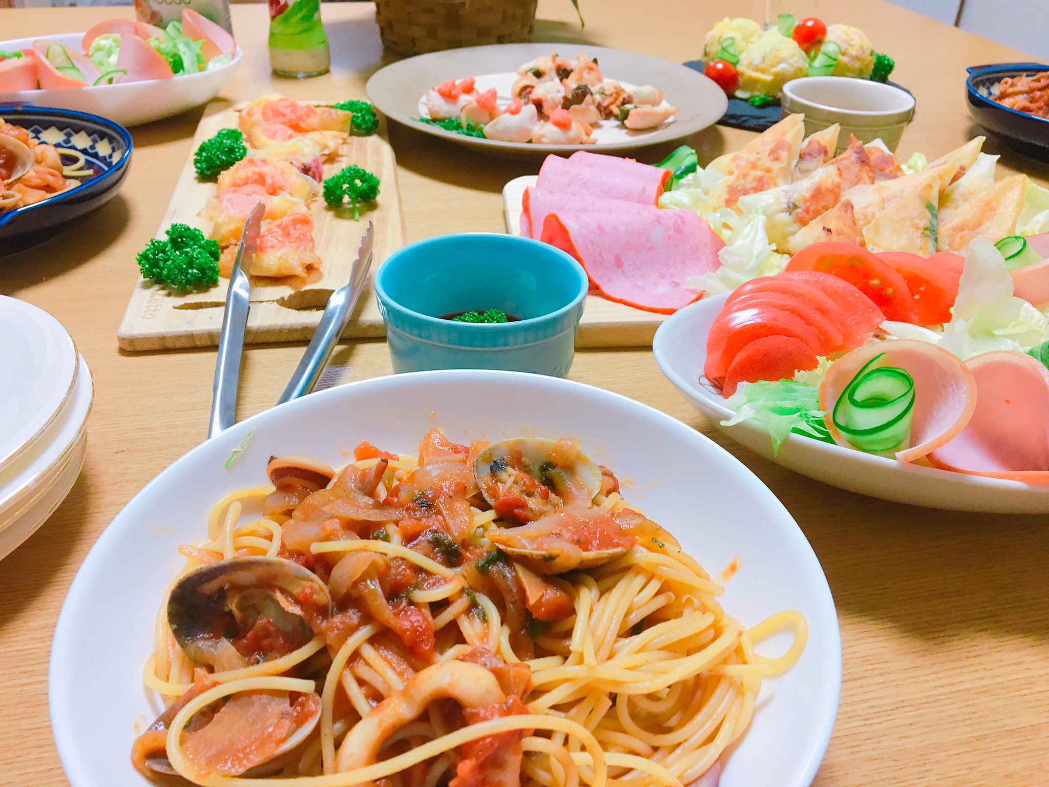 在 Twitter 上 昨日はお母さんの誕生日 晩御飯作りました えびの春巻きやささみの梅しそ 明太子 ポテトサラダ お母さんの好きな海鮮トマトソースパスタ 初めて作ったけど美味しくできてよかった 料理好きな人と繋がりたい お誕生日メニュー