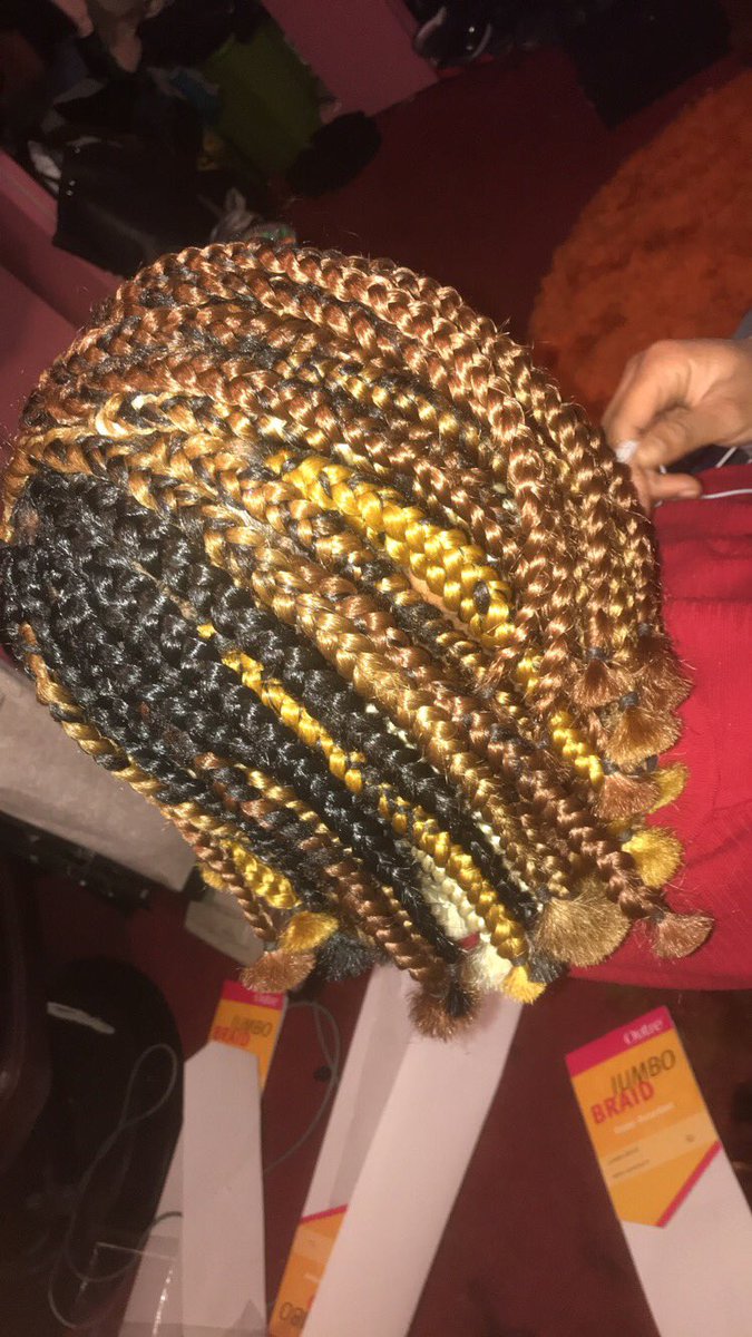 __starrrrrr's tweet photo. β my client got creative with colors with this rubber band bob π #dmvbraider #dmvbraids #dmvhairstylist #slayedbystarr https://t.co/YfNNnse8t3