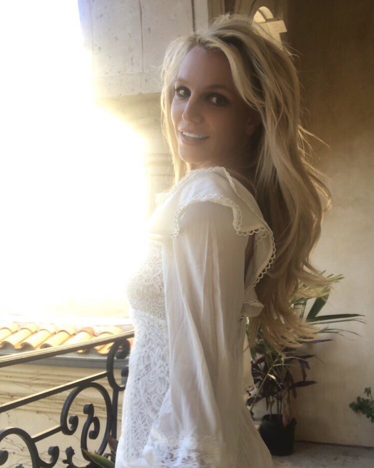 britneyspears's tweet photo. 🍎🍎🍎 https://t.co/73RuOK6HXc