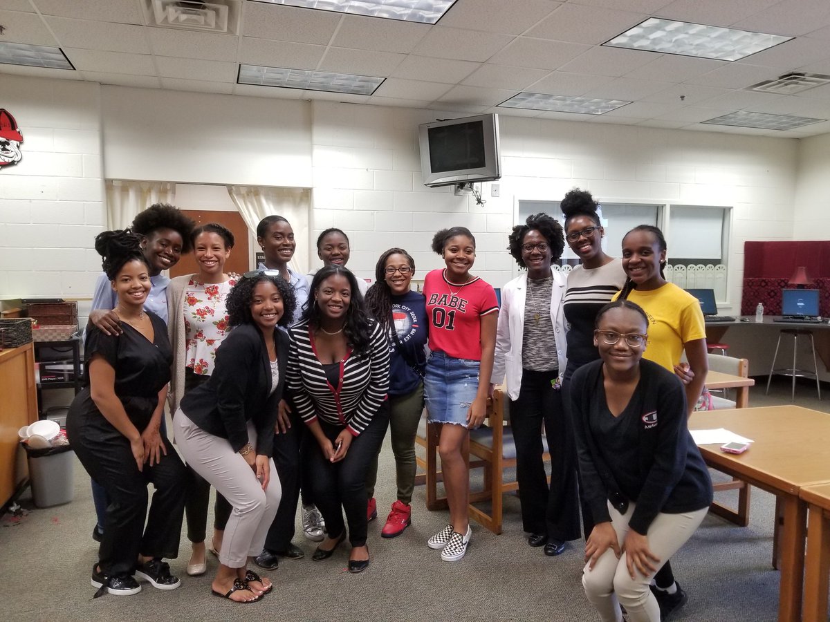 RWilliams_EDS's tweet photo. A former DHS student started a Non-profit called HighlightHER that focuses on mentoring high school girls. Her organization held a leadership panel for members of SISTERS OF VIRTUE & DHS DIAMONDS today. #OurGraduates https://t.co/xBbRbMiAlO
