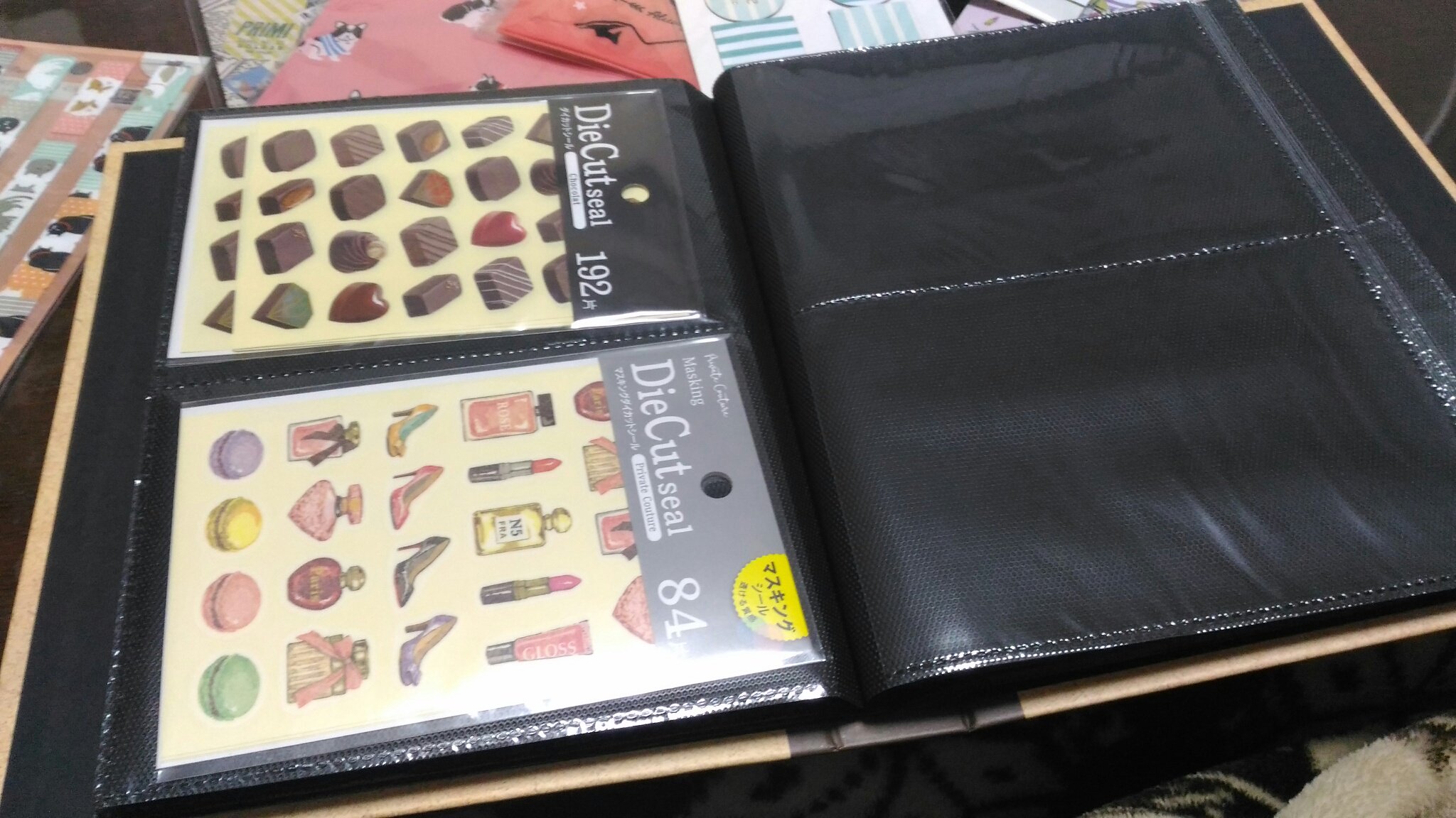 とーりん 100均でよく買うこの手のシールがハガキサイズである事にようやく気がついた私 同じく100均で買ってきたハガキ ホルダーに入れたらめっちゃ入るやん しかも見やすい探しやすい大容量 最高かよ 百均 シール収納 シール たぶんみんな