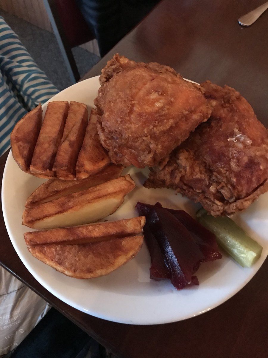 406Foodie's tweet photo. In the #MiddleOfNowhere you will find #Glasgow . And there you will find #Eugenes . Pizza, fried chicken and much more. Still throw their own dough and make their own sauce. Sam and Jeff will treat you well. https://t.co/Lyyv2vhpk9