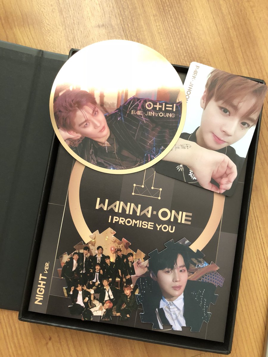 LalidaSan's tweet image. ไดรับแล้ว เรียบร้อยเหมือนเดิม ที่เพิ่มเติมคือของแถมเป็นถุงเท้าน้องหมีแสนน่ารัก
สั่ง Night Ver. ได้การ์ดน้องจี้ mirror น้องแพกับพี่นุ่ม
@thisispenquin 
#WannaOne #nightversion #IPROMISEYOU