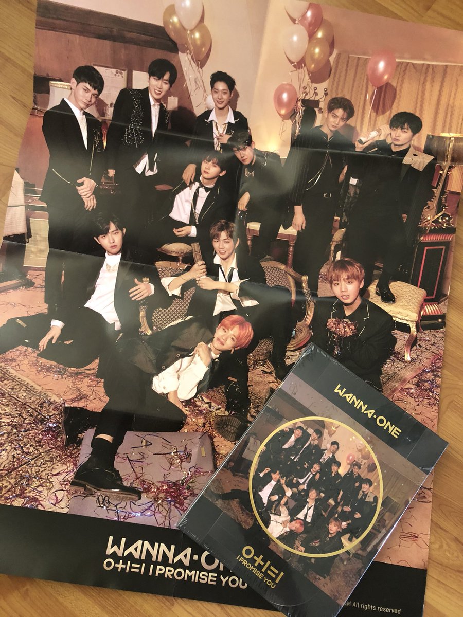 LalidaSan's tweet image. ไดรับแล้ว เรียบร้อยเหมือนเดิม ที่เพิ่มเติมคือของแถมเป็นถุงเท้าน้องหมีแสนน่ารัก
สั่ง Night Ver. ได้การ์ดน้องจี้ mirror น้องแพกับพี่นุ่ม
@thisispenquin 
#WannaOne #nightversion #IPROMISEYOU