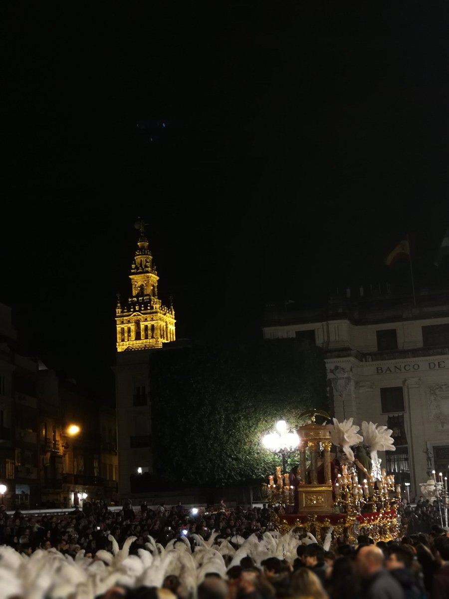 Sentencia por las calles de Sevilla. Noche mágica. #SSantaElCorreo #SSantaSevilla18 <a href="/elCorreoWeb/">El Correo de Andalucía</a>