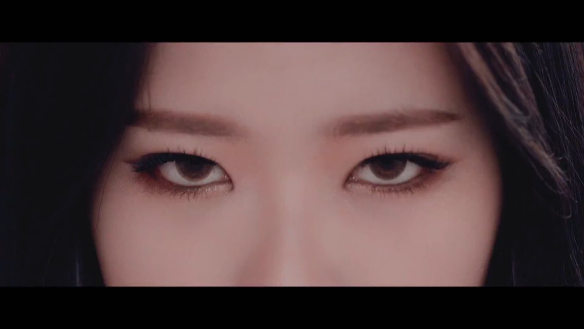 hyunjinsus's tweet image. the parallels of her being shown as a wolf are so beautiful