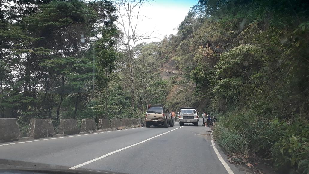 briceida20101's tweet photo. Se agradece a la Gobernación de Barinas reparar vía Barinas --Mérida. Un conductor perdió el control a poca distancia de ese hueco. No hay señalización. Hay mucha circulación y poca prevencion https://t.co/ZSDsFWH4cF