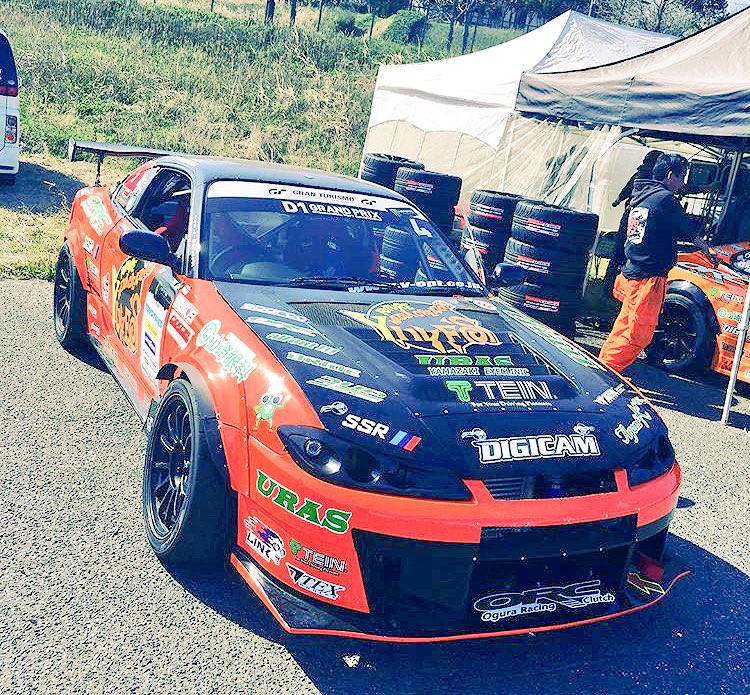 s15rb26driftnmb's tweet photo. チームオレンジとチームゼスティノの応援よろしくお願いします！
#ZESTIN #d1gp #DIGICAM 
#チームゼスティノ #舞洲 #大阪舞洲 #TeamORANGE #チームオレンジ https://t.co/s0OE5AdZAb