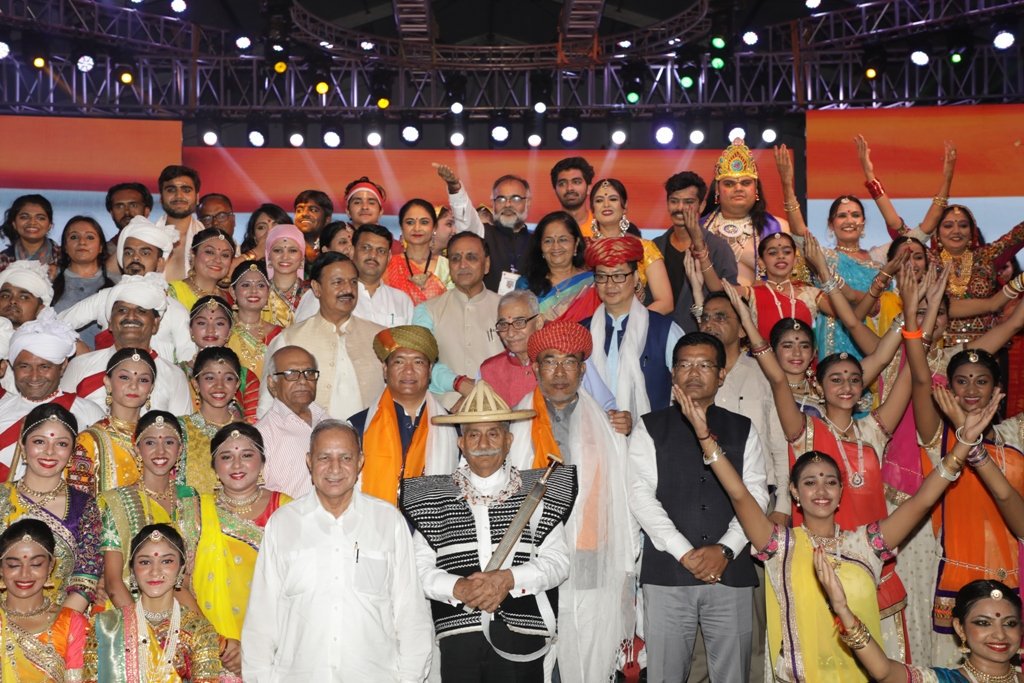 Fair in Madhapur (Ghed) Gujarat. Is unique kind of fair section of cast and religions took part jappily in the fair &amp; celegrated the fair.#MadhavpurMela