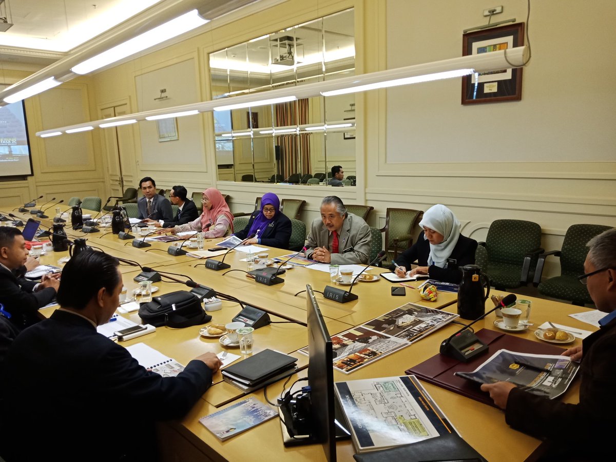 30 Mac 2018 | Sesi pembentangan pelan susun atur pejabat YAB PM untuk Projek Parlimen Fasa 2c kpd YBhg. Datuk Seri Iskandar Mohd Kaus,  Ketua Setiausaha Sulit YAB PM | <a href="/JKRMalaysia/">JKR Malaysia</a> <a href="/RoslanMdTaha/">Roslan Md Taha</a> <a href="/AJamrus/">AzmanJamrus</a> @S_FRamli <a href="/jawatmansor/">Abdul Jawat 🇲🇾..</a>