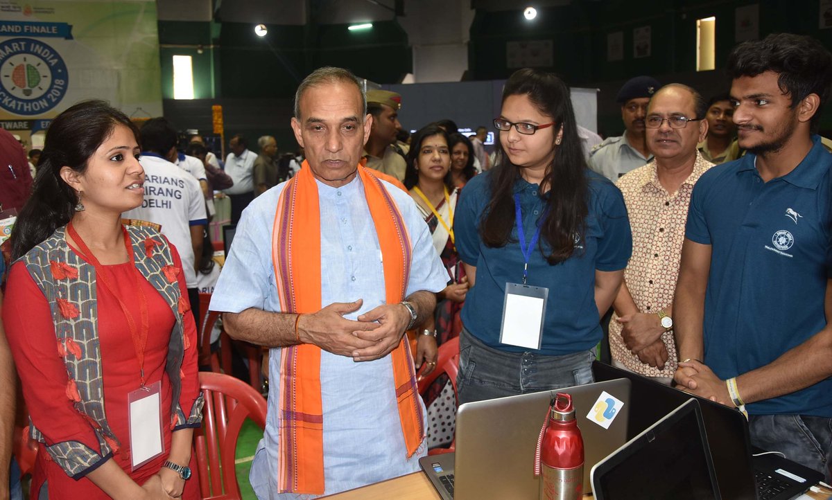VCofficeBHU's tweet photo. बीएचयू मे आयोजित  #SmartIndiaHackathon2018 में मा. @dr_satyapal जी एवं कुलपति जी ने  प्रतिभागियों का उत्साह वर्धन किया। @narendramodi @PMOIndia @AICTE_India @i4CIndia https://t.co/nie5wQQPL0
