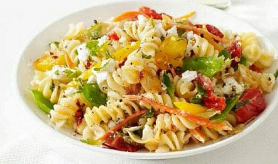 макароны с сосисками в духовке с сыром. овощная смесь с макаронами. спагетти с курицей и овощами. вермишель с овощами. макароны с овощами.