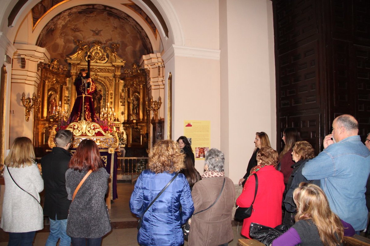 Arganda_Ayto's tweet image. Alrededor de una veintena de personas han participado en la visita guiada por la iglesia San Juan Bautista para conocer los pasos que procesionan en #SemanaSanta en #Arganda
