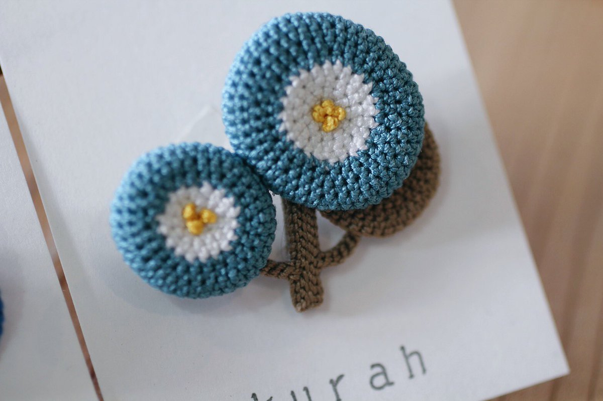 手編みブローチ