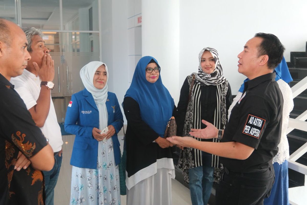 DidikMukrianto's tweet photo. Silaturahmi di Kantor DPD @PDemokrat Aceh bersama Pak Wagub-Ketua DPD @PDemokrat Aceh & sahabat” pengurus DPD @PDemokrat Aceh, sebelum pelantikan Pengurus Provinsi #PRUI Aceh. @IndonesianRugby @niriansyah @imam_nahrawi @KEMENPORA_RI https://t.co/Hyv8LPJb54