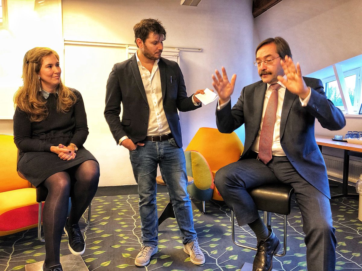 stoerebinken's tweet photo. Bedankt voor de super interessante avond bij @CommNetLimburg. Spannend onderwerp: Vloggen. Leerzame ervaringen van Marjon Franssen en @TheoBovens. Geweldig hoeveel passie en werk er achter deze authentieke filmpjes zit. #commnetlimburg #stoerebinken #cfffonts #vloggen #limburg https://t.co/jfhaHXhJgw