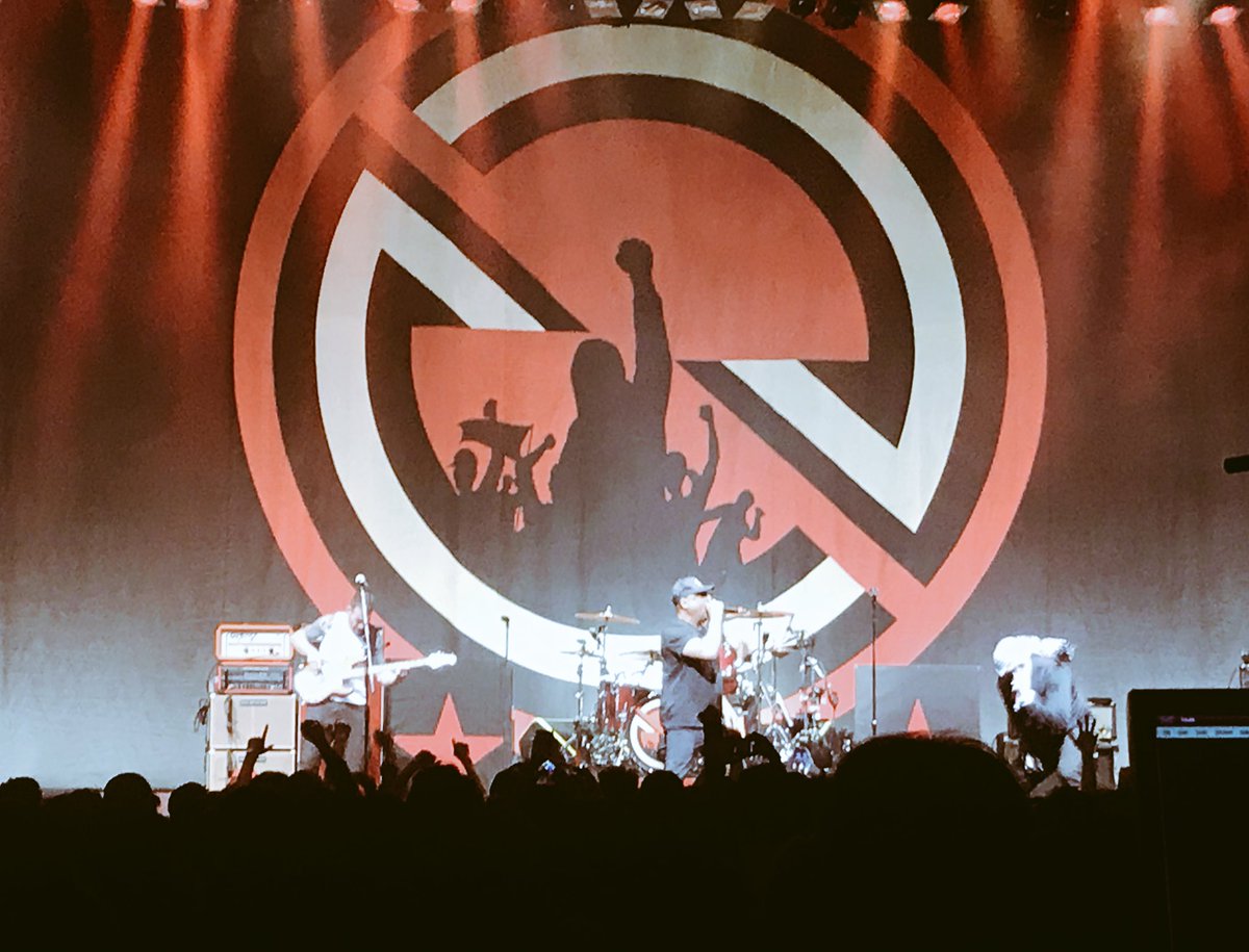 CMP_official's tweet image. Prophets of Rage大阪公演遂にスタート‼️凄まじい熱量のステージに会場は既に最高潮。ヘッドライナーを務める明後日のWarped Tour Japanも必見です🤘#warpedtourjapan #prophetsofrage