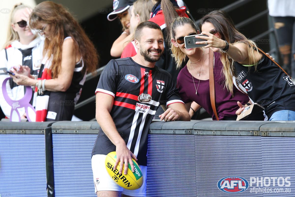 😁🤳

📷: <a href="/adamtrafford/">adamtrafford</a> and Michael Dodge #AFLNorthSaints