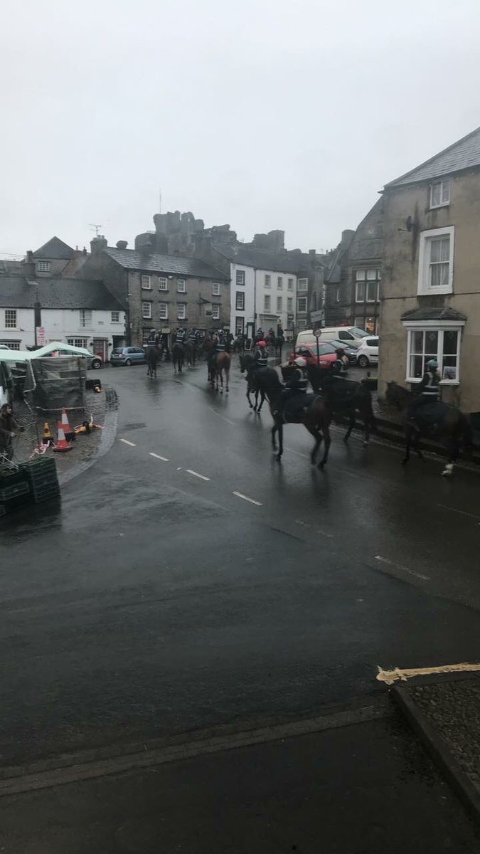 Waking up to @MJR_Middleham going up the gallops, I was like a child a Christmas. Love Middleham #middlehamopenday #northernracing