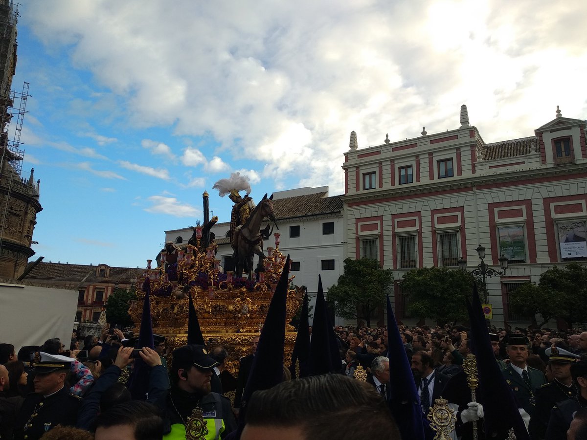 EspDeTriana's tweet photo. Llega el Señor a la Plaza del Triunfo a los sones de "Bulerías en San Román". #EsperanzadeTriana18 https://t.co/OkXc8XtF12