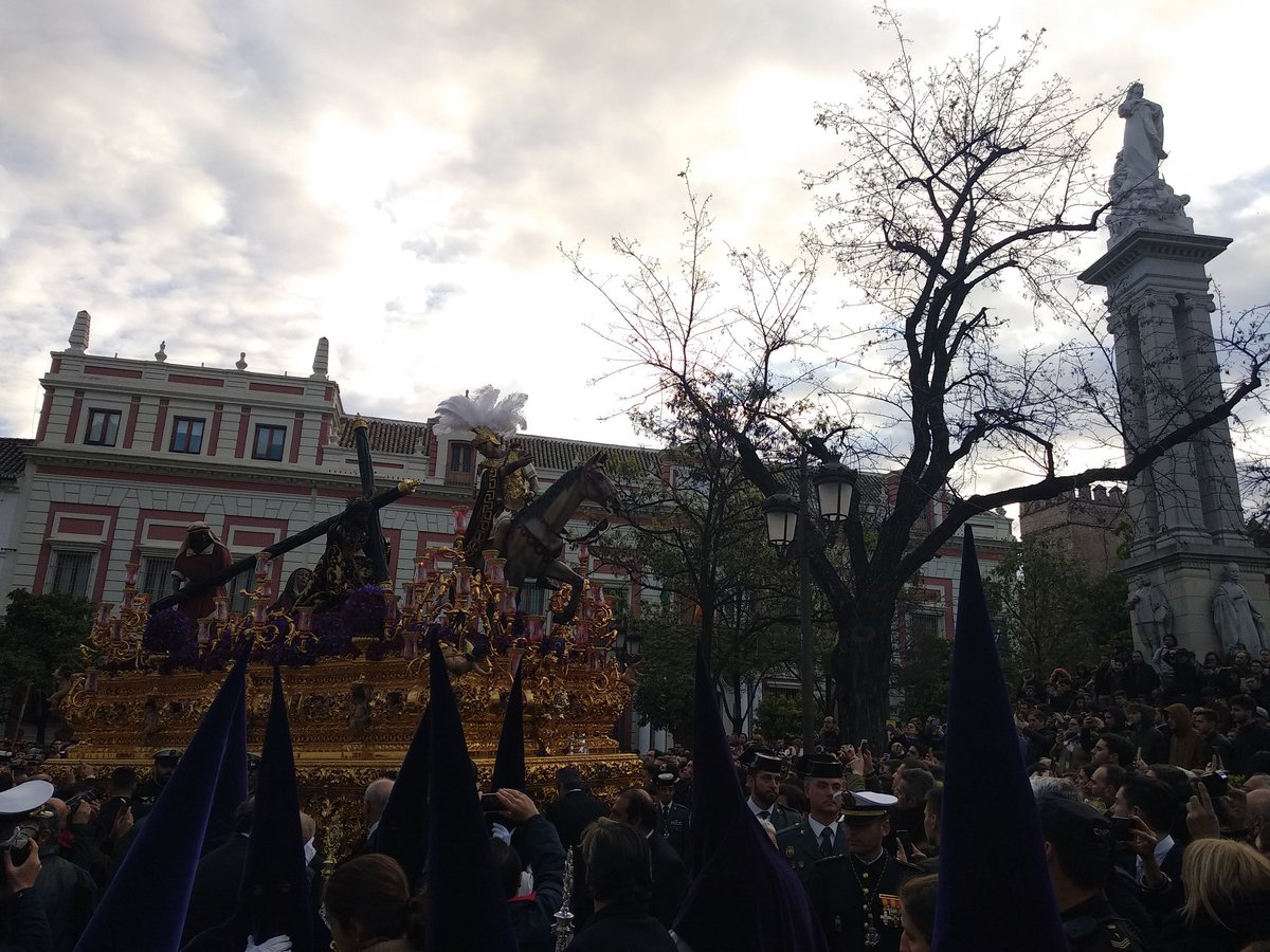 EspDeTriana's tweet photo. Llega el Señor a la Plaza del Triunfo a los sones de "Bulerías en San Román". #EsperanzadeTriana18 https://t.co/OkXc8XtF12