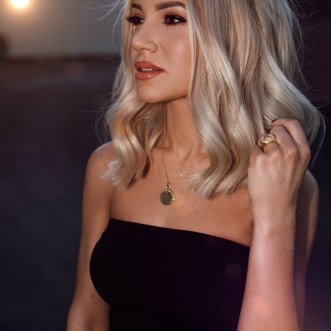 ☀️💋 https://t.co/zvEMzM3Q8h<a href="/tag/ootd"class="tags"><span>#ootd</span></a>