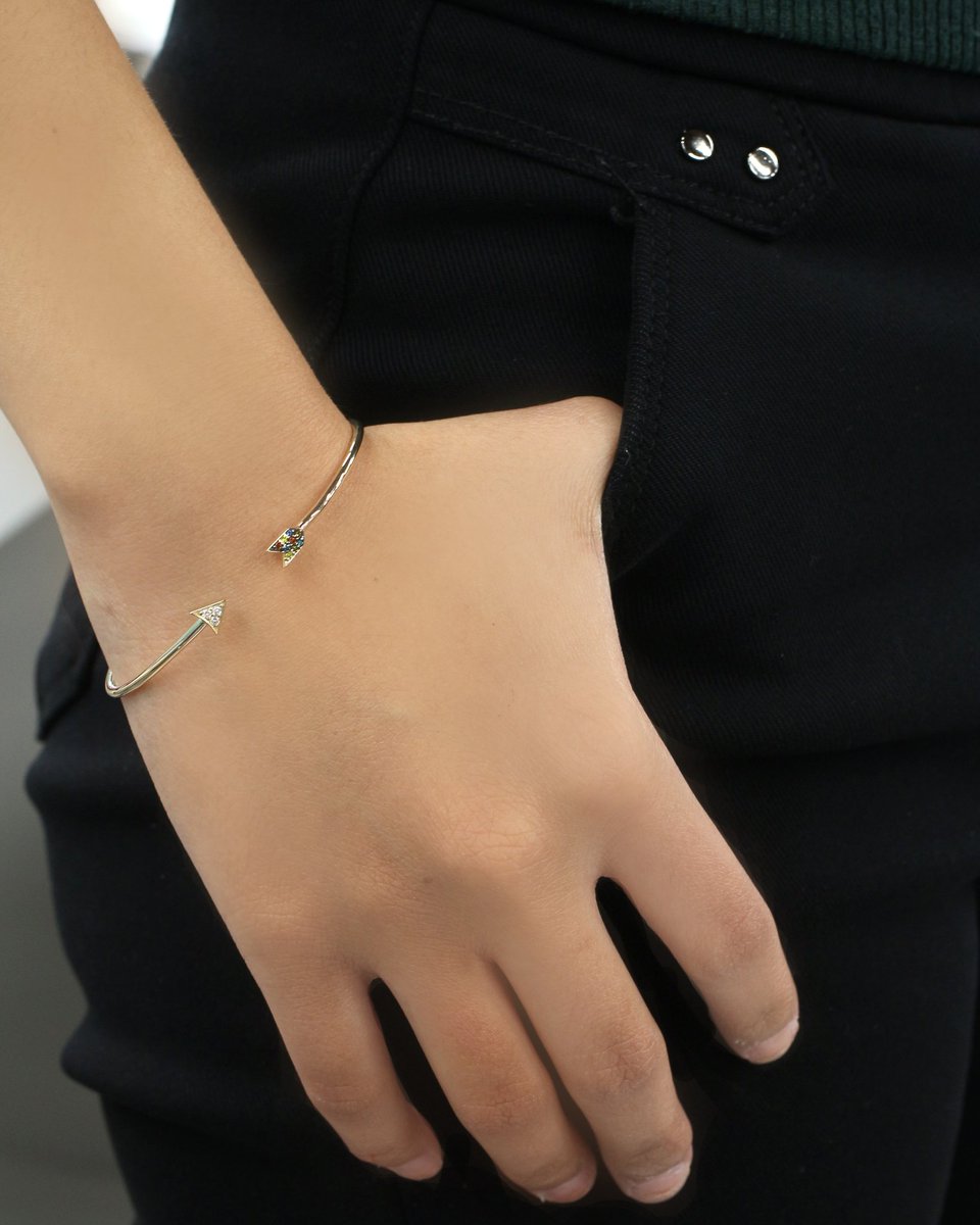 Feel the positive energy surround your wrist! You can stack this beautiful arrow bangle with your accessory! 
_________________________
#pendant #designersmind #couple #love #nature #creativeminds #diamonds #beautiful #fashion #hotpicks #lookbook #rings #jewellery #jewelrylove