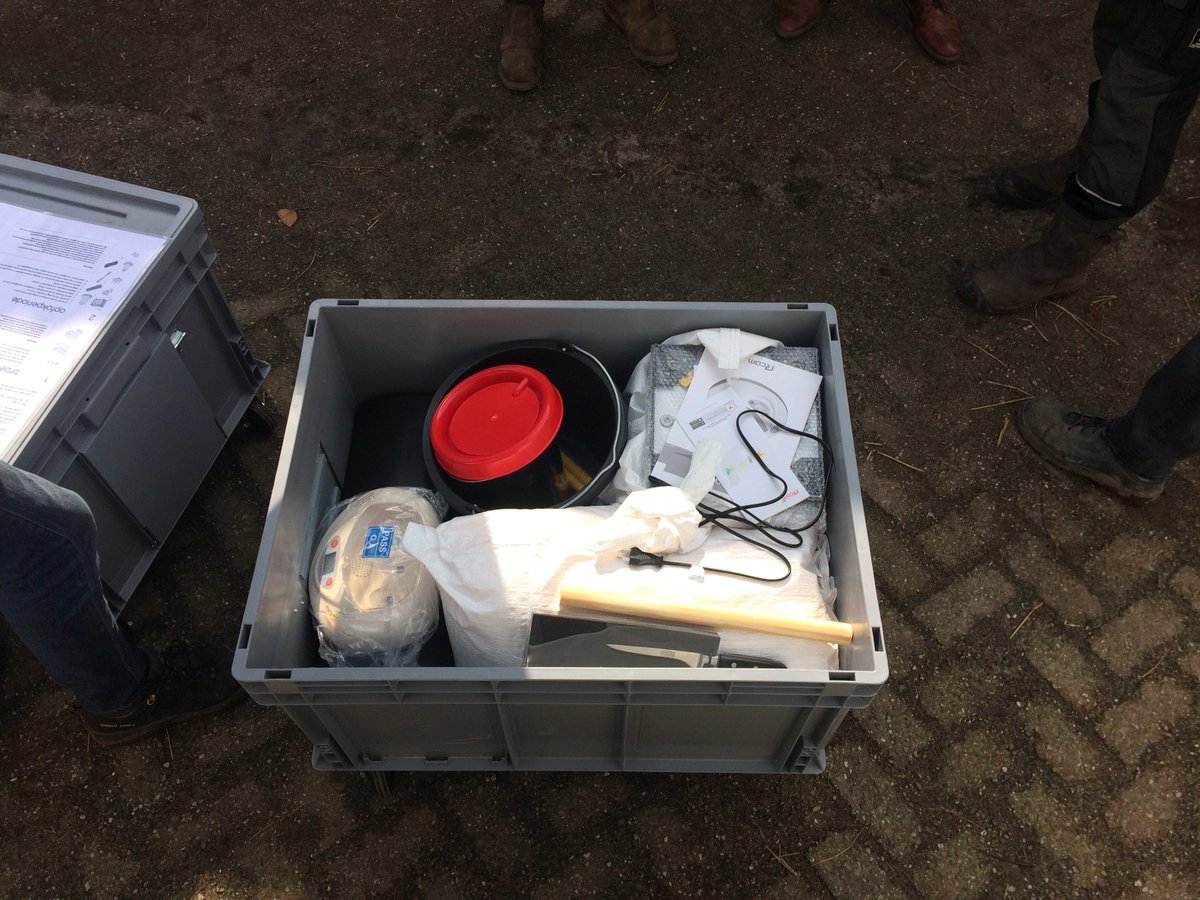 Gisteren brachten we de kisten naar <a href="/CorneAnsems/">Corne Ansems</a>  <a href="/Janschop/">Jan van den Broek</a>. Maandag beginnen de deelnemers met uitbroeden! #vrolijkpasen #doehetzelfkip