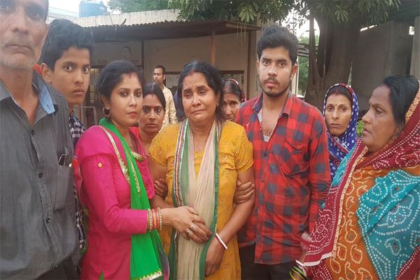 Chandigarhpk's tweet image. काम करते समय मजदूर पर गिरी लोडिंग मशीन, एक की मौत 2 घायल punjabkesari.in/chandigarh/new… 
  #Chandigarh #LoadingMachine