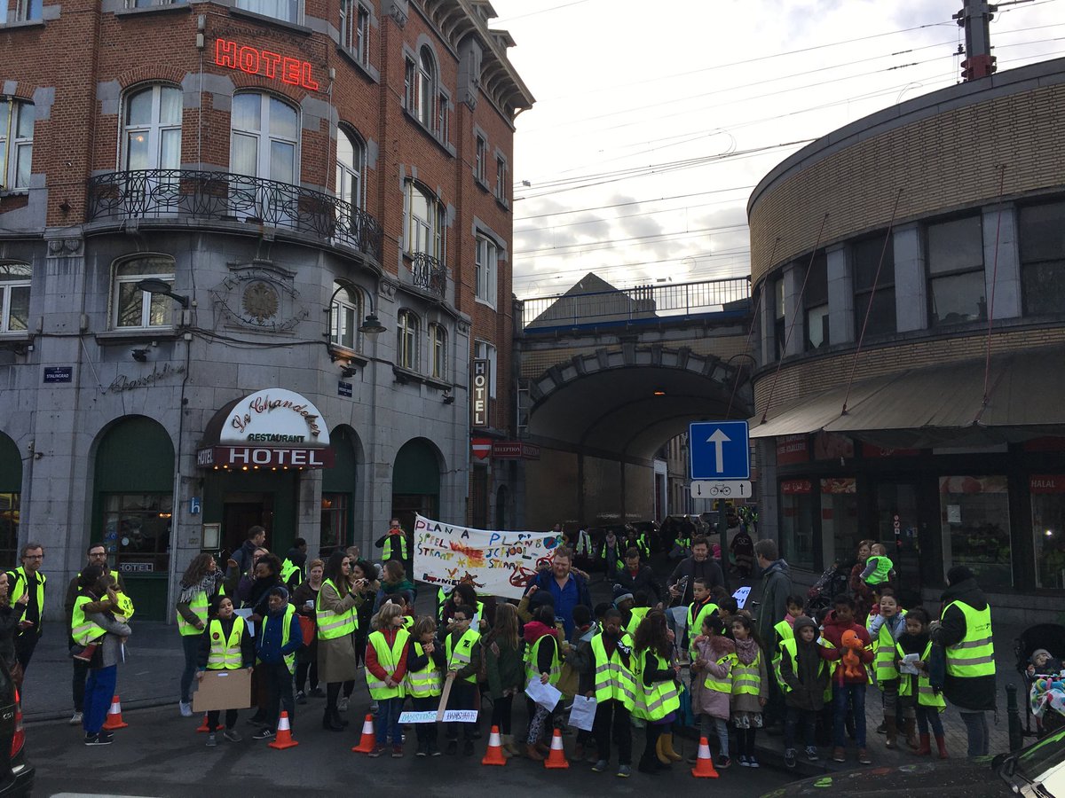 (Flemish) kids are taking to the streets all around Brussels demanding #cleanairnow and chanting “boo autos”. Let’s hope that the politicians hear their call! <a href="/rudivervoort/">Rudi Vervoort</a>  <a href="/celinefremault/">Céline Fremault</a> <a href="/SmetPascal/">Pascal Smet</a> <a href="/CleanAirBXL/">CleanAirBXL</a>