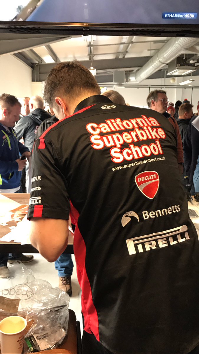 Debrief done ✓

#BennettsTrackdays about to get underway here <a href="/DoningtonParkUK/">Donington Park</a>...