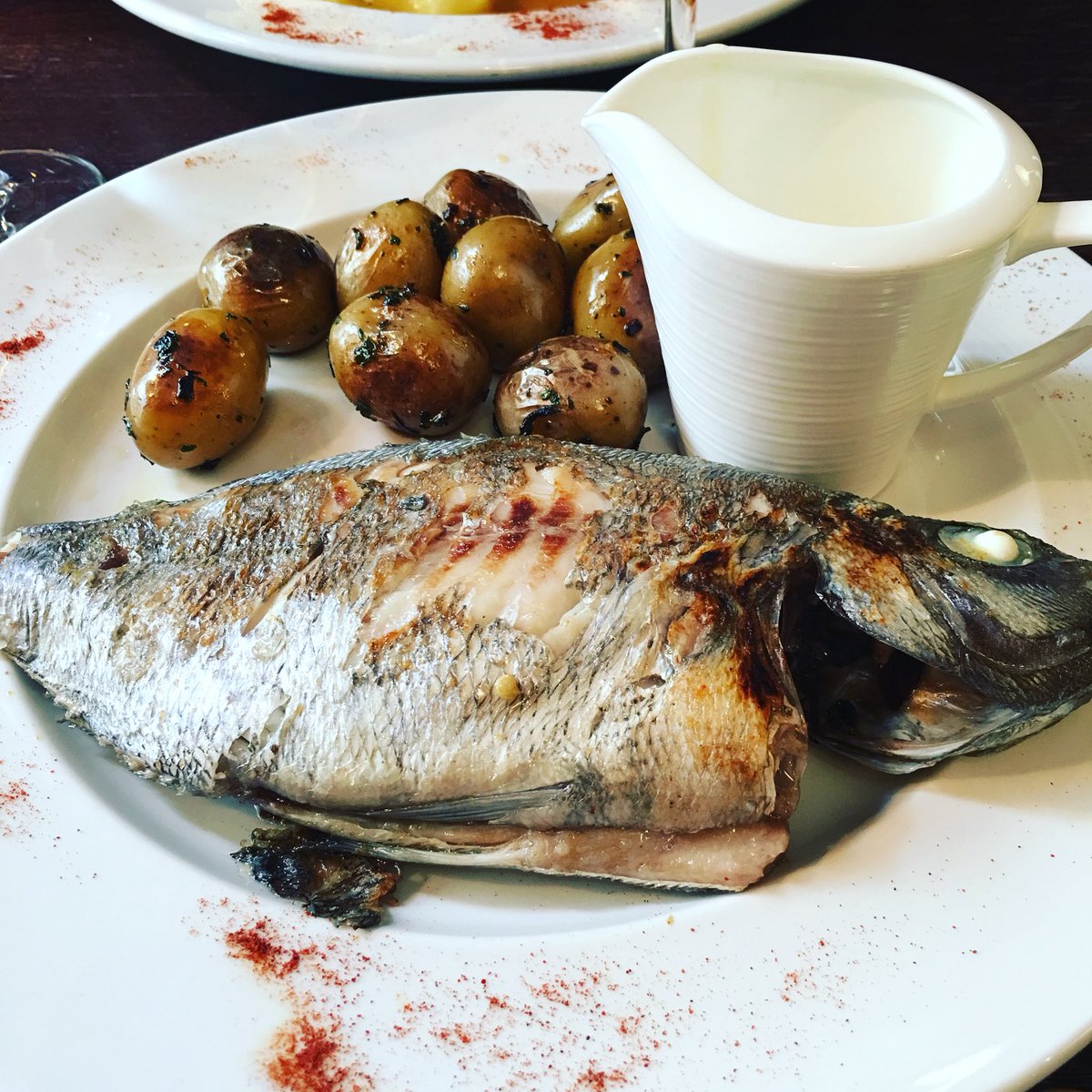 #pechedujour : dorade entière, sauce au beurre blanc et pommes grenailles au #restaurant le #Pharamond à #paris #leshalles #bonappetit !!!
