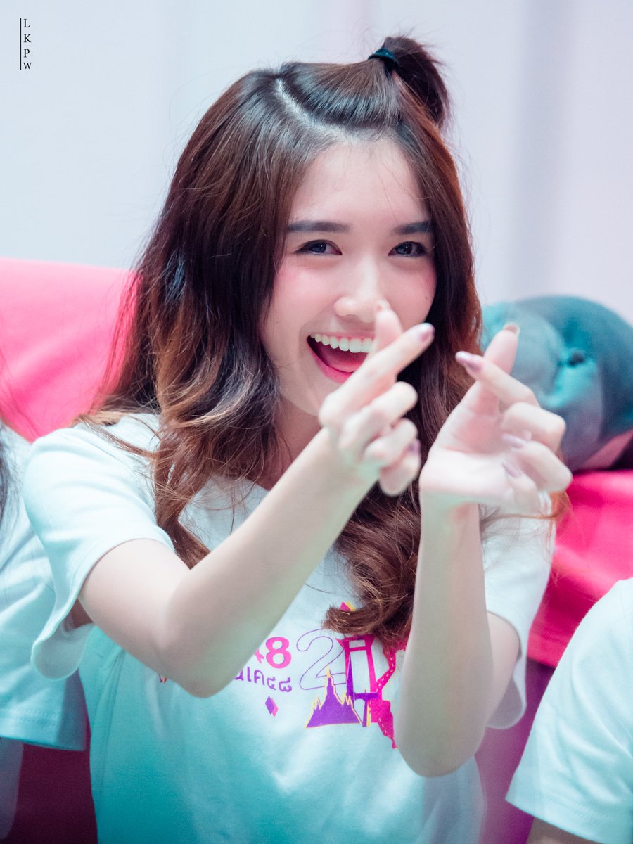 BearholdingCam's tweet photo. ปิ้ว ปิ้ว ปิ้ว~💕

[180328] #88Now #BNK48 #BNK482ndGeneration @ Digital Live Studio,Emquatier
By : หมีถือกล้อง https://t.co/eTu4zeFHj0