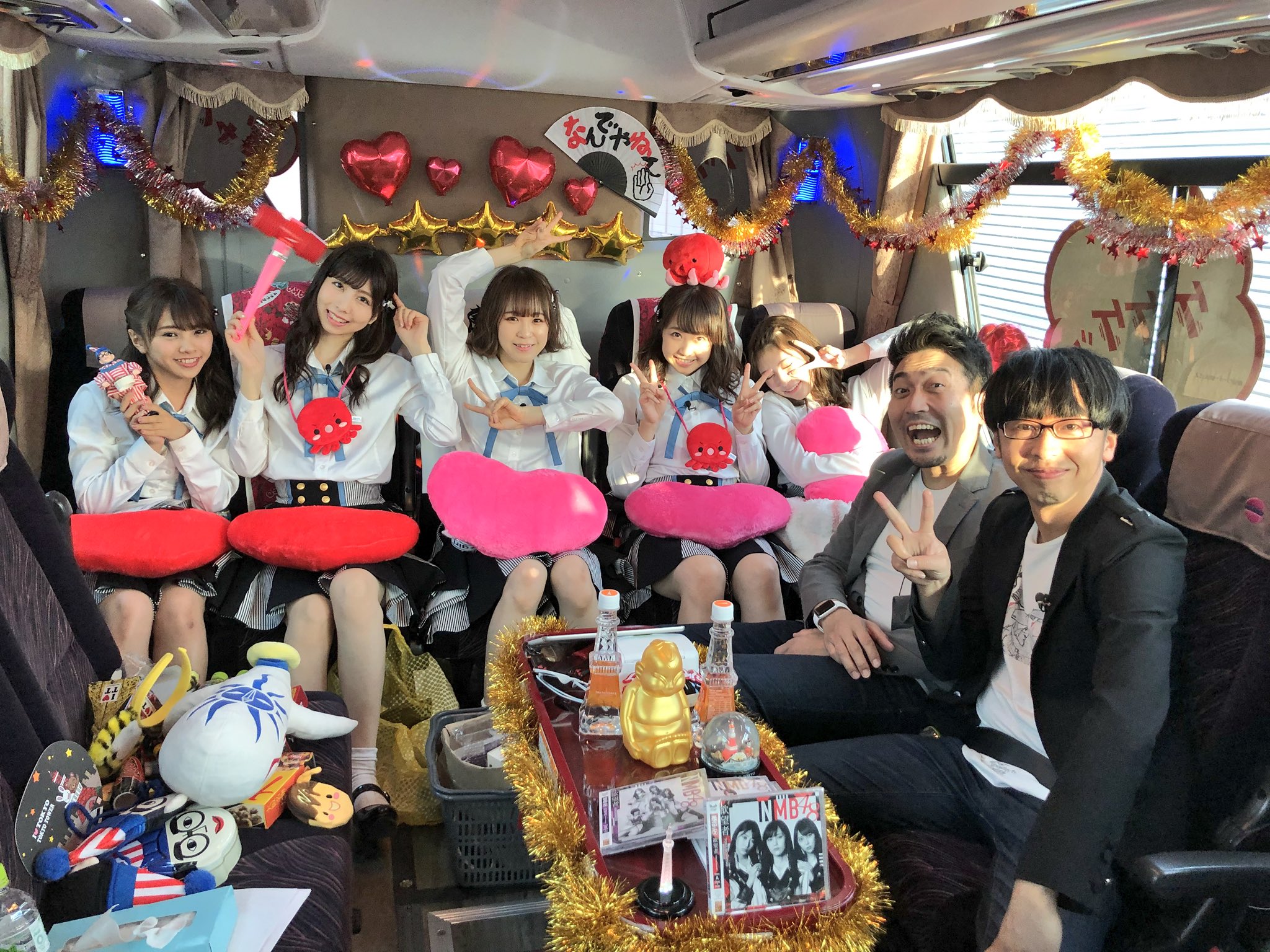Nmb48 Official On Twitter 大阪チャンネルバスを追跡せよ Youtubeで23時まで生配信中 1号車と2号車に分かれて東京から大阪に移動中 写真の温度感の差に注目 Https T Co Baamwxdosh