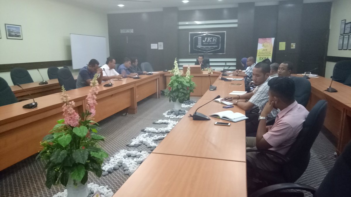 Arif82JKR's tweet photo. Mesyuarat diantara @JKRHuluLangat dengan Syarikat Air Selangor bagi membincangkan hala tuju dan membincangkan isu-isu berbangkit di Daerah Hulu Langat. @MOWorks @JKRMalaysia @JKRSelangor https://t.co/3h8szvnWyC