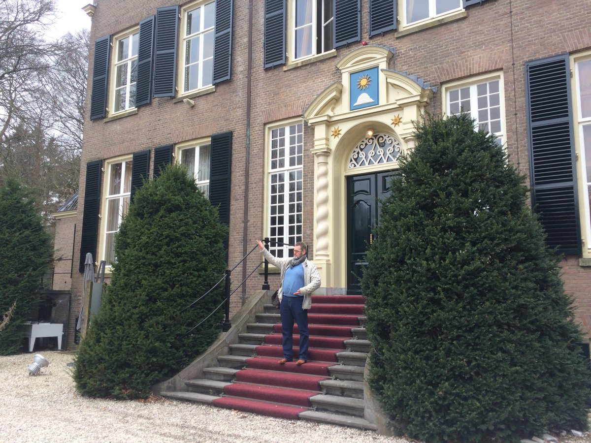 Nog dik 3 weken en dan wordt dit landgoed omgetoverd tot het Rijnlandse festivalterrein. <a href="/henkhogeweg/">Henk Hogeweg</a> bekijkt vast even wat de beste plek is voor de spreekstalmeester 😉 Staat goed toch? #voorbereiding <a href="/zonheuvel/">Landgoed Zonheuvel</a>