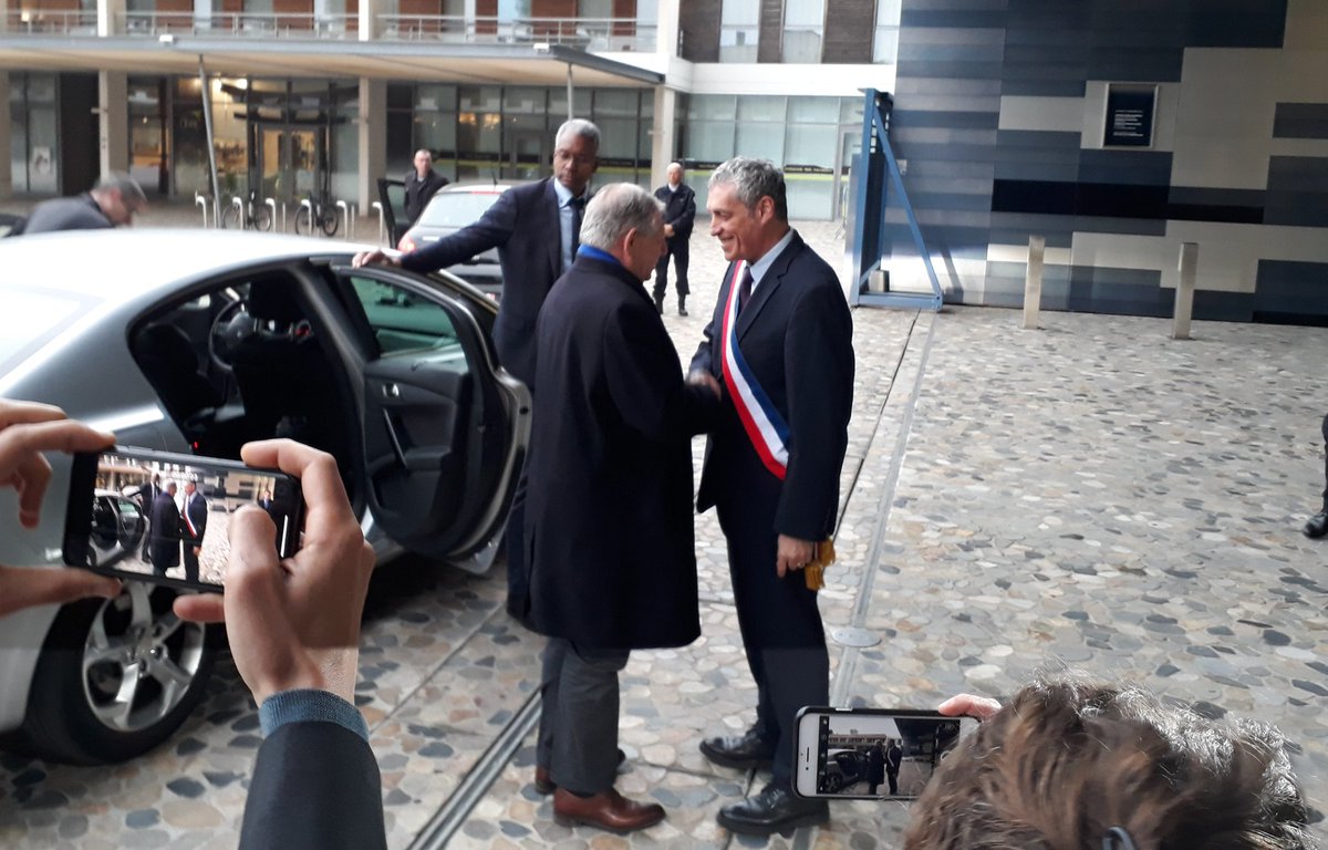 En visite à #Montpellier, accueil du Ministre de la #Cohésion des #territoires @_JacquesMezard_ sur le parvis de l'hôtel de Ville @montpellier_ par le Maire pour une réunion de travail #logementdabord #Solidarité @Saurel_P