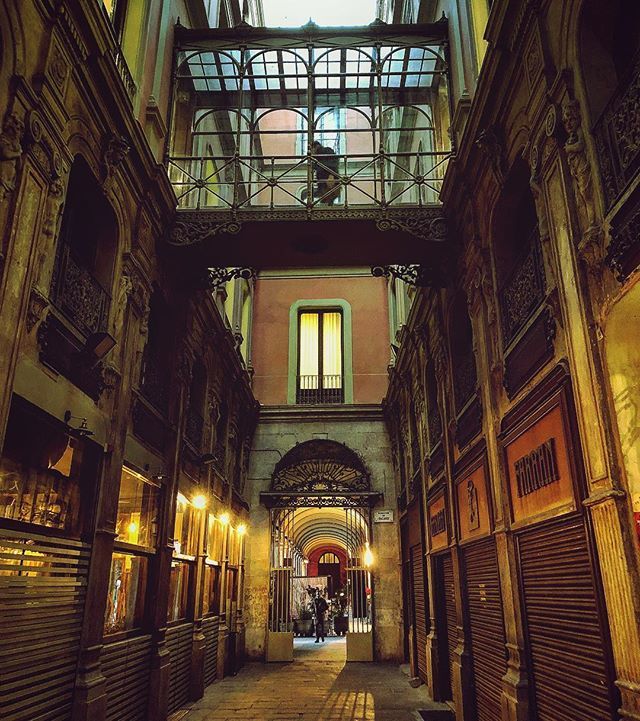 Got lost in the alleys of a historic old town...
.
.
.
.
.
... of #barcelona 
#historic #medieval #cityview #urbanliving #architecture #architecturelovers #rsa_architecture #mextures #nightscene #alley #barcelonanights #exploretocreate #colourscheme #iph… ift.tt/2J8xecq