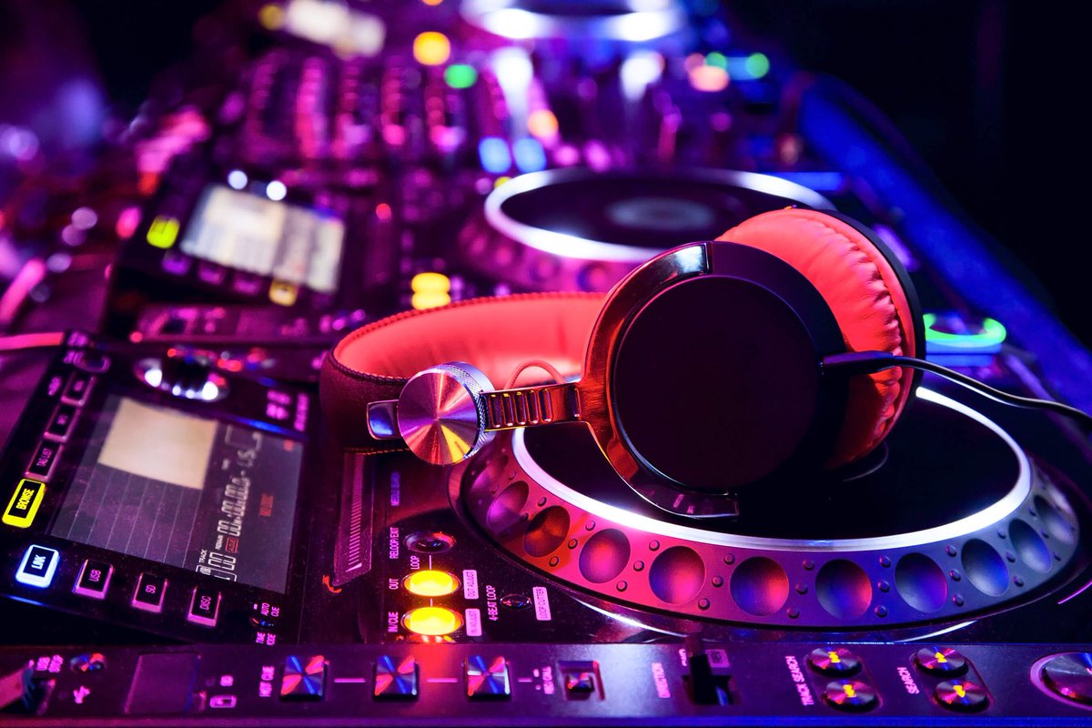 luccawendover's tweet photo. Join us for the Bank Holiday weekend kicking GOOD FRIDAY off with a DJ from 9pm! See you later! #wendover #Easter2018 #music https://t.co/ellzXRCST0