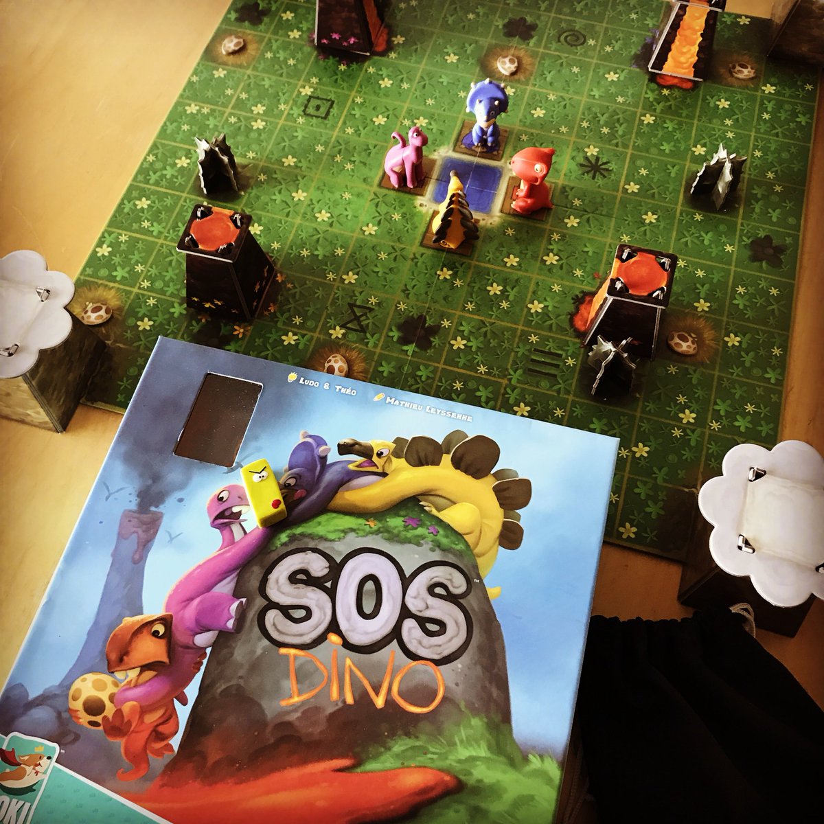 Spielfritte's tweet photo. Und wieder führt es uns in „Ein Land vor unserer Zeit“. Im kooperativen SOS Dino #lokigames #huttertrade #hutter müssen wir Eier einsammeln und auf den Bergen Schutz finden. Nebenbei breiten sich Lavaströme aus, die uns die Füße abschmorgeln wollen. Bloß weg hier! https://t.co/EXKJzwCsW7