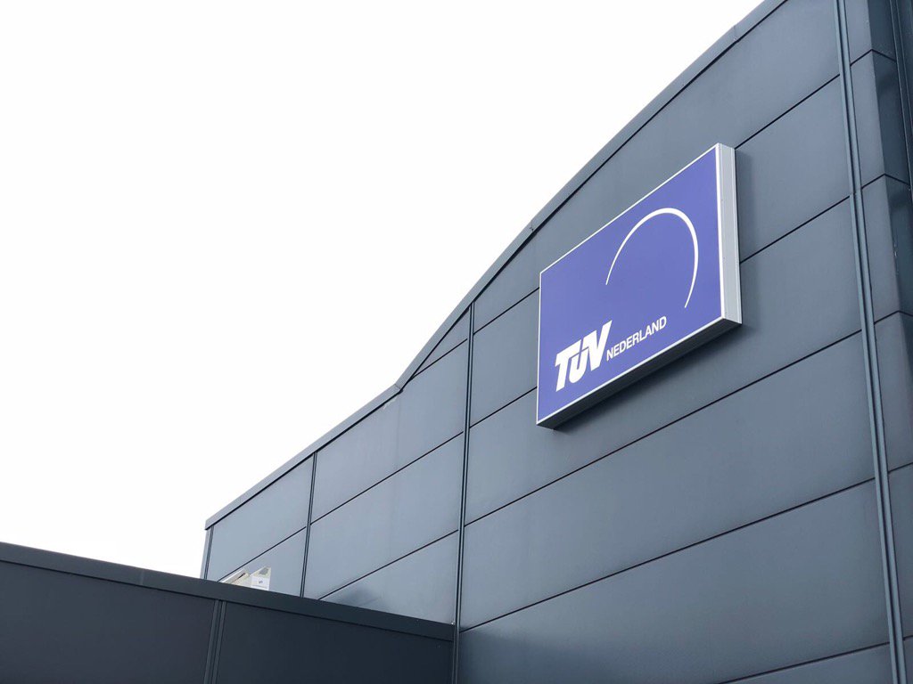 3 lichtbakken gemonteerd voor TUV Ekkersrijt iov vbvastgoedinrichter.nl