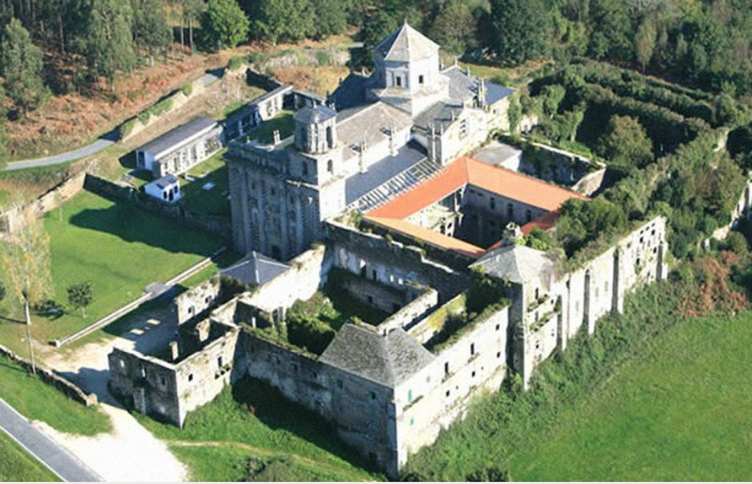 martolius's tweet photo. Estos días he ido a visitar el Monasterio de Monfero en A Coruña. En su origen cisterciense pero reformado completamente en época barroca, alberga las tumbas de varios Andrade.
Está en un estado bastante lamentable. El retablo se ha trasladado al coro alto. Es una pena. https://t.co/7vrA2M17MK