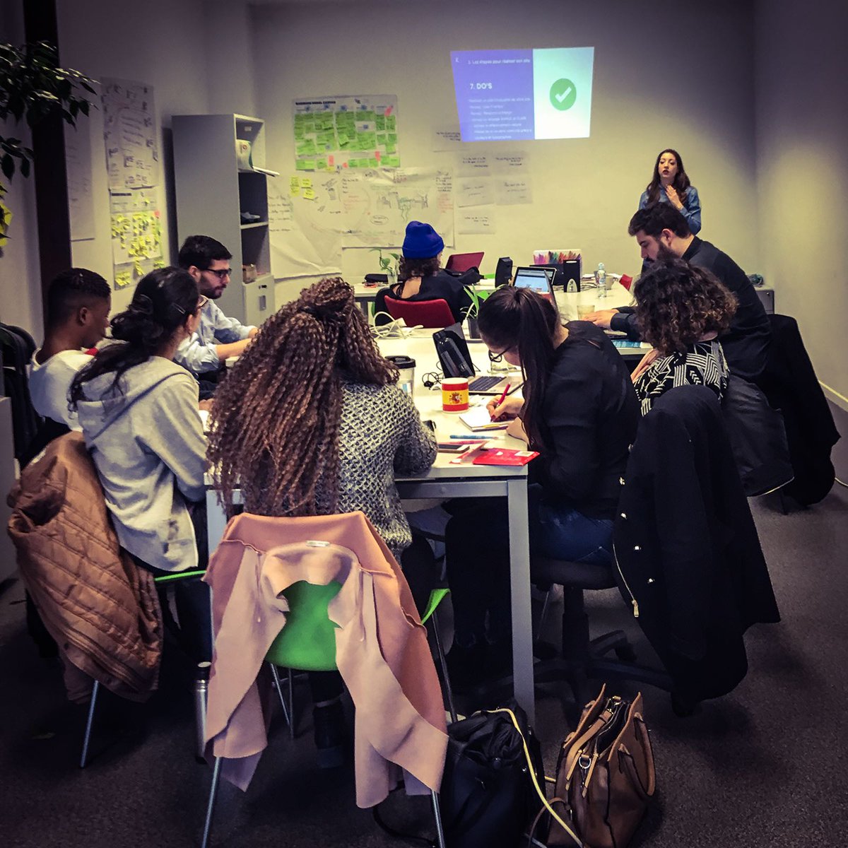 KnockKnockProd's tweet image. Instant Flash🔙 de @KnockKnockProd 👀 Ce mercredi, KKP se rendait dans le local de #BoostYourProject au sein du Village Partenaire pour initier les incubés aux B.A-BA de la réalisation d&apos;un site internet💻 et d&apos;une vidéo de présentation🎥 lors d&apos;une journée de formation 👩‍💼💬 !