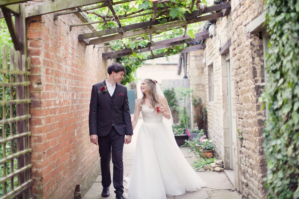 Emma &amp; Anthony's intimate #backgardenwedding is over on the blog. Read all about how this lovely couple poured a lot of love and TLC into a very special #weddingvenue to make it perfect for their rustic celebration ✨ bit.ly/2J6fPRG #realwedding
📷 Sasha Lee Photography