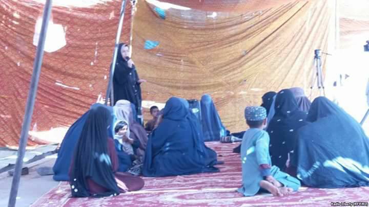 Helmand peaceful protestors demanding immediate ceasefire & for the first time #Afghan women’s join the #HelmandPeaceMarch, This thursday they r planning to walk 200km in a peace march to #MusaQela, the #Taliban stronghold to plead them to end the war.
#HelmandSitIn #Afghanistan