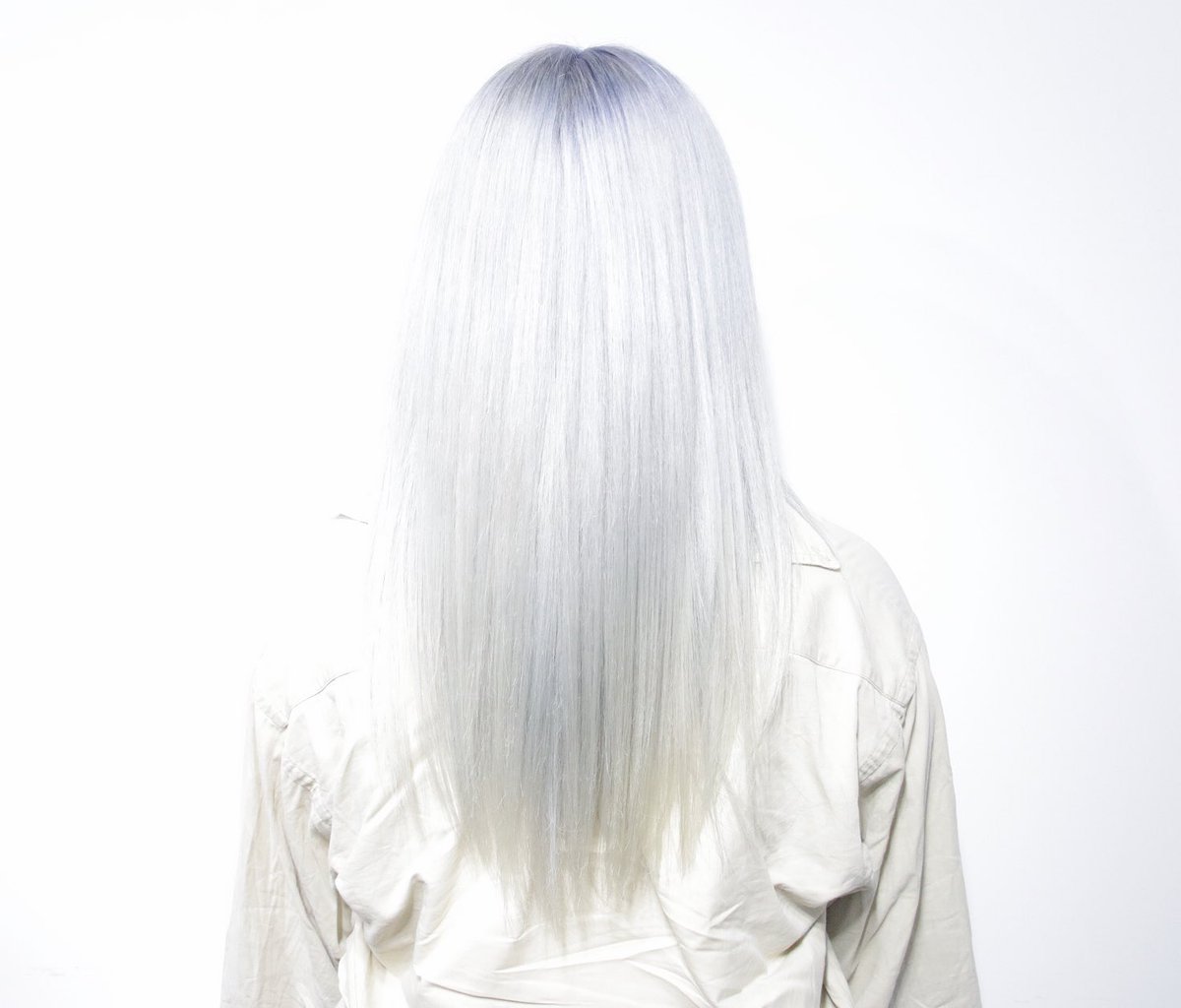 大原一晟 オオハライッセイ Garte ダークルーツホワイトカラーしました 根元少しだけ明るめのブルーシルバーに 外国人風ホワイトカラーです ロングの白にしたい方是非 薬剤の進化により従来のブリーチよりさらに低ダメージ 高クオリティで白く