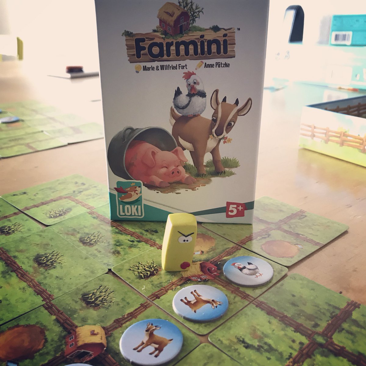 Spielfritte's tweet photo. Lautes Gegacker und Gegrunze und Gemecker auf der Farm. Im Kinderspiel Farmini #lokigames #hutter #huttertrade Hier werden Wiesen und Zäune aus- und angelegt. Und jetzt muss ich eben den Wolf von der Wiese schießen. https://t.co/H2DJlxrdSl