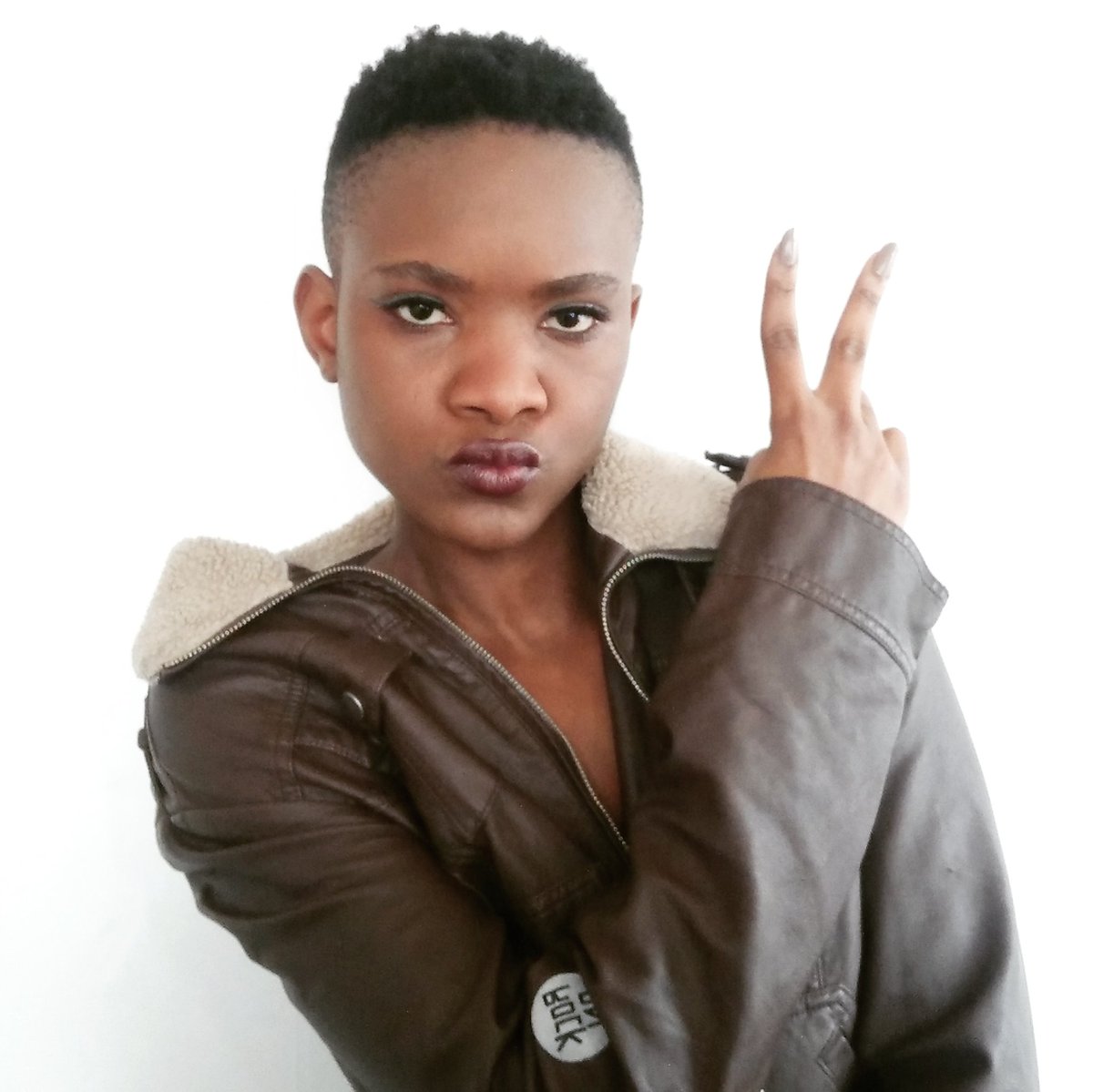 sharyl_atieno's tweet photo. Dark lips got me feeling like mwaaa ๐
#modeldiaries #shorthairmodel #nailsmodels #fashionablecoats #rockon #rockingon #darklips #darklipstickseason #darklipstick๐ #darkskingirls #darkskinmodels #darkskingirls #melaninmagic #melaninpoppin #eyesmodels #eyelashes #sharylapondi https://t.co/cqupWJ3cQ6