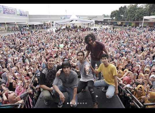 iSwaraJKT's tweet image. Lagu ke-3 #10LaguKeren diambil dari koleksi album mininya @LYLAINDONESIA yang rilis ditahun 2013. 
DENGAN HATI
#SiarannyaDINA @dinajanidya