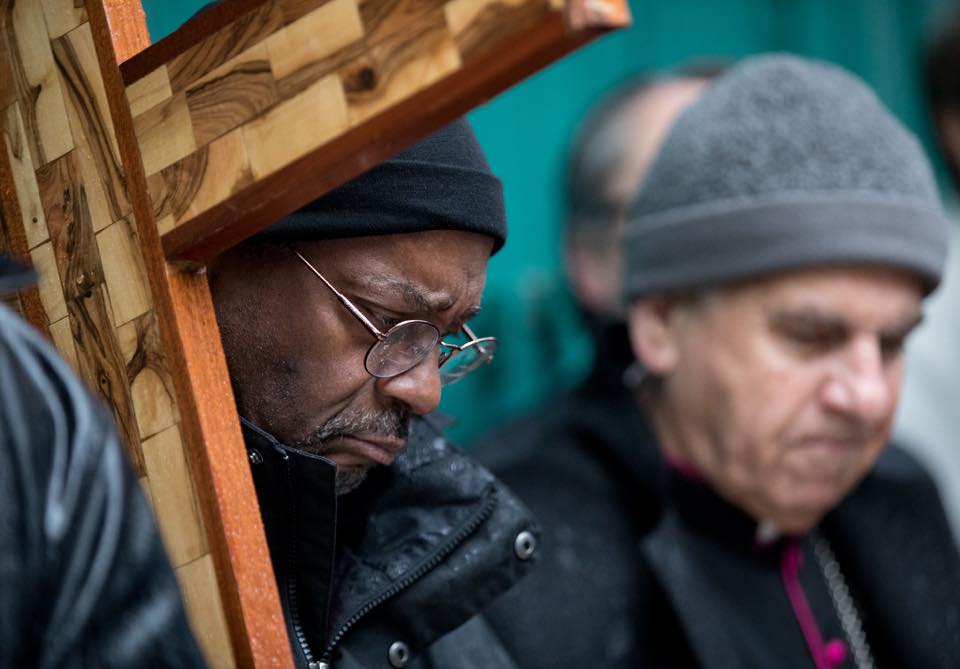 PB_Curry's tweet photo. Presiding Bishop Curry, along with Archbishop Suheil Dawani, carries the cross along the Via Dolorosa in Jerusalem. 📷: Sharon Jones

#GoodFriday #Jesus #Christian #Anglican https://t.co/XCNWkfgtZj